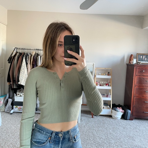 Ariztia Sunday Best Cropped Sweater - Picture 5 of 5